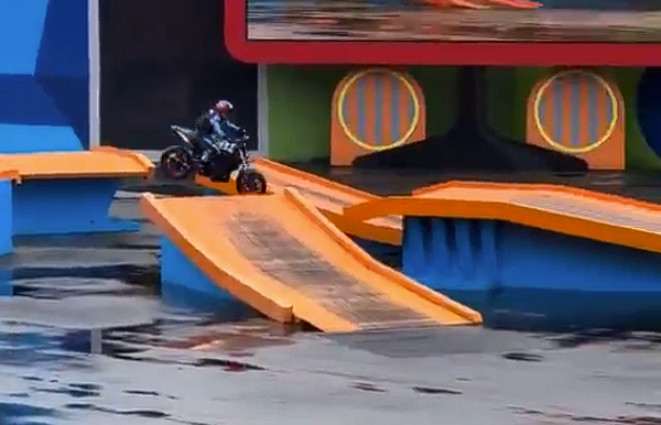 摩托车特技表演