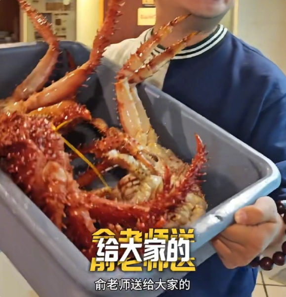 俞敏洪全员信翻车风波后被偶遇：请粉丝吃了三只帝王蟹