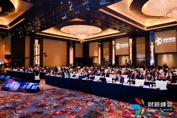 ThinkPad Aura携手财新峰会 以全球化路径与可持续创新筑就韧性发展