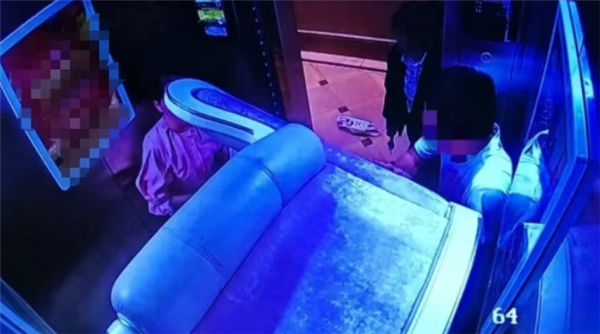 一对男女网购二手沙发 结果把电梯堵的严严实实 惊动119