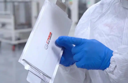 国内首条大容量全固态电池产线建成 新能源电车跑得更远更安全