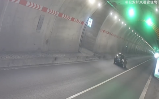 轿车在高速隧道里掉头 交警怒批：命重要还是你的方便重要