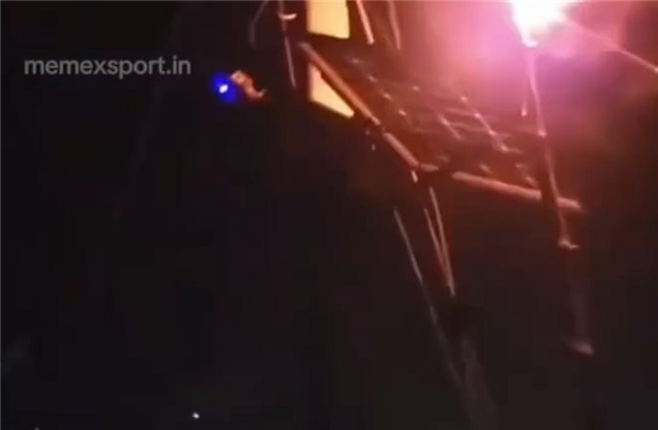 印度男子夜举火把给太阳能板充电