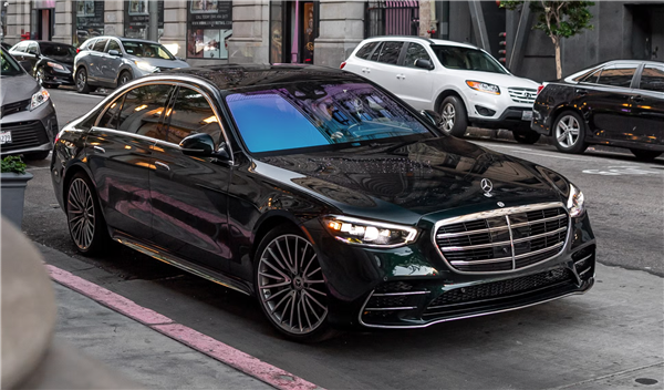 男子把80万的奔驰S借给朋友找对象 自己每天挤公交!结果被坑惨