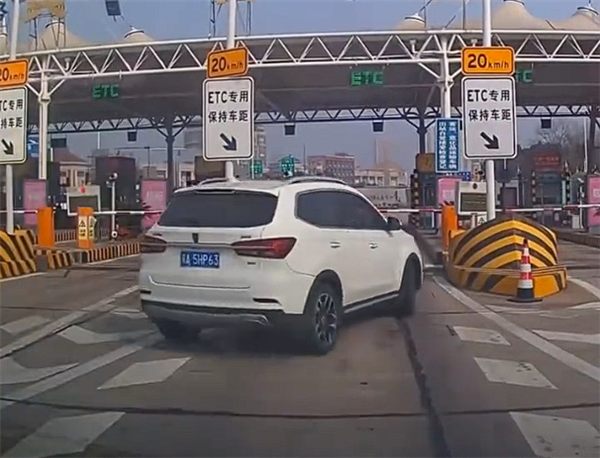 女子收费站遇前车插队蹭ETC