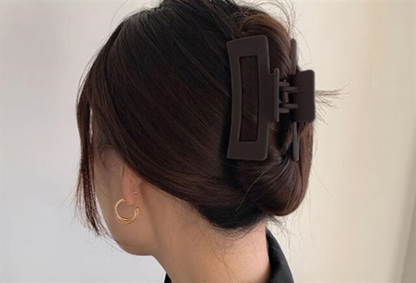 女子坐电瓶车摔倒:头被鲨鱼夹扎破