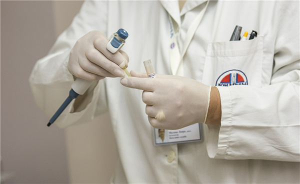 网友抢禁产水银温度计背后:无汞体温计难用 狂甩45次才降到36℃太崩溃