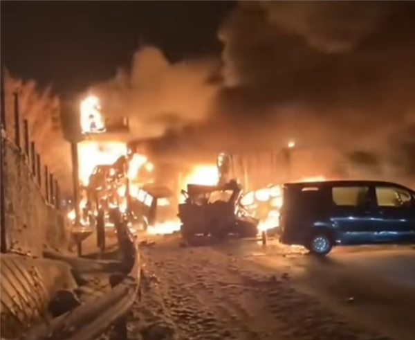 灾难电影场景！日本50多辆车连环撞 现场火光冲天