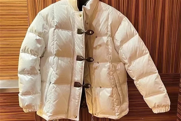 男子坐网车时羽绒服突然“爆炸”：车里全是羽绒