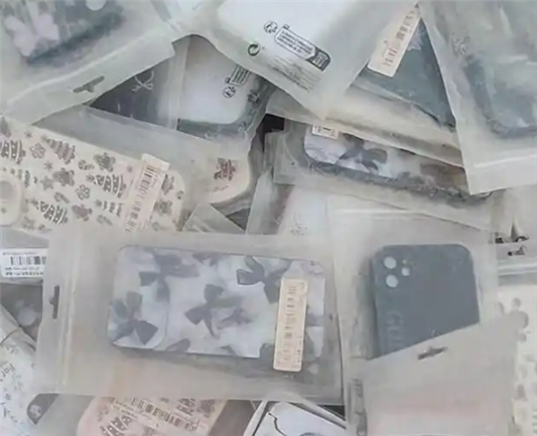 空地现大量全新手机壳：全新未拆封 有人一次捡50个