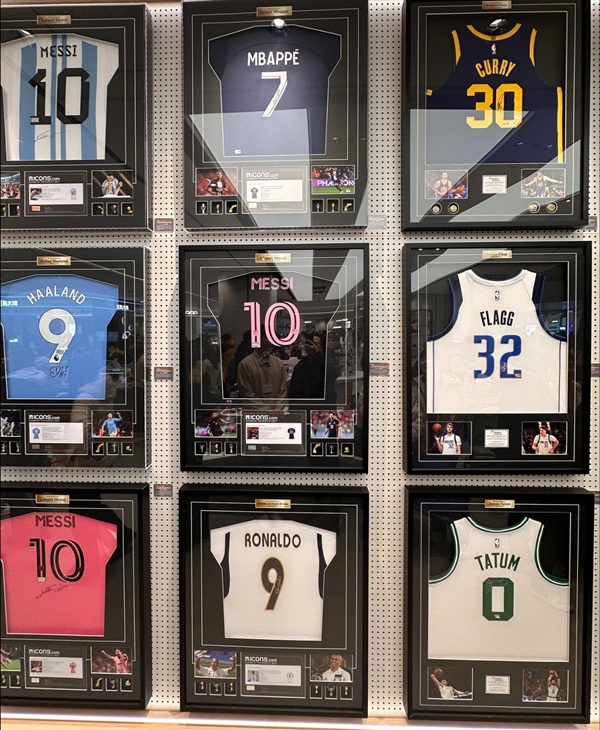 胖东来新店上架多款明星球衣：梅西、姆巴佩、乔丹等人亲签 均价1到2万