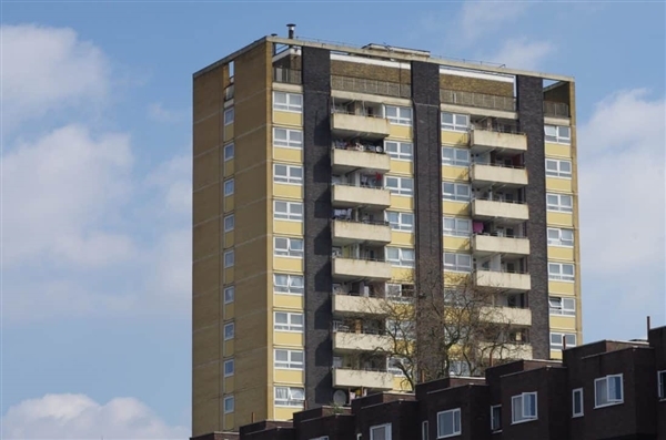 被高空抛物砸坏的车辆现场图