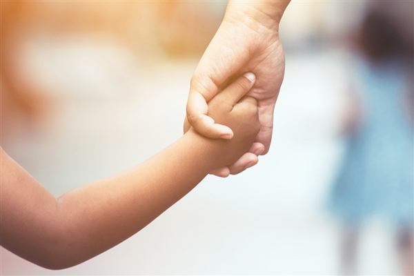 81年男子幼儿园接娃被当成爷爷