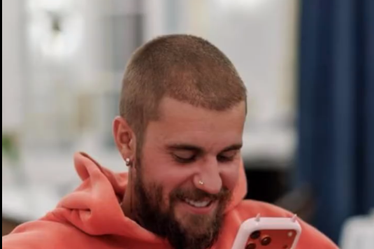 歌手贾斯汀·比伯吐槽iPhone按钮设计不合理：气得想对苹果全体员工来‘裸绞锁喉’