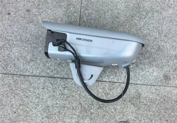 司机凌晨偷走公安的摄像头！理由奇葩：它们拍出的画面肯定清晰