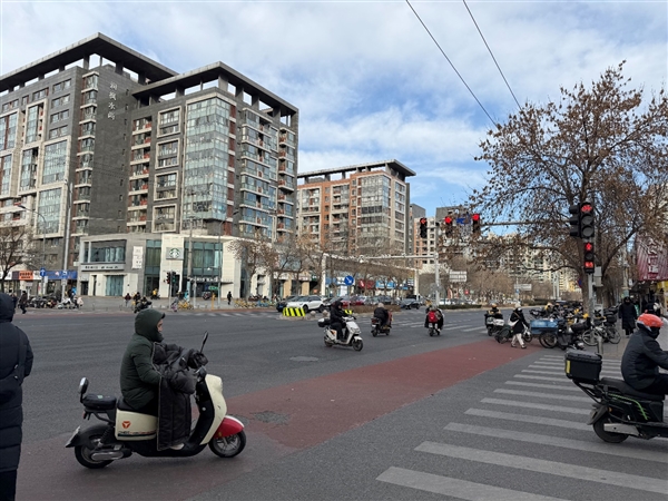 北京街头羽绒服已成必备