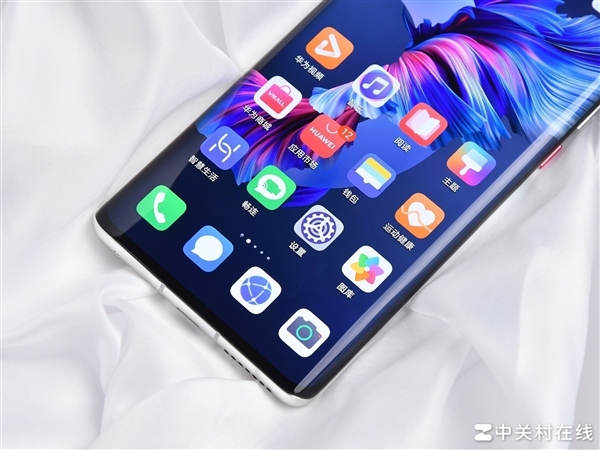 直屏与曲屏的形态更迭