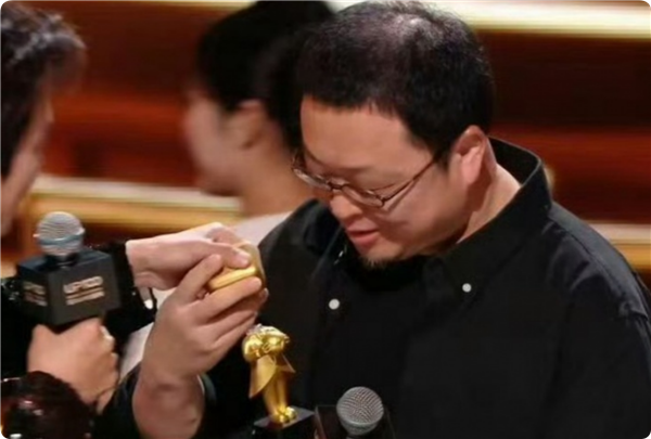 罗永浩B站颁奖现场奖杯断裂瞬间