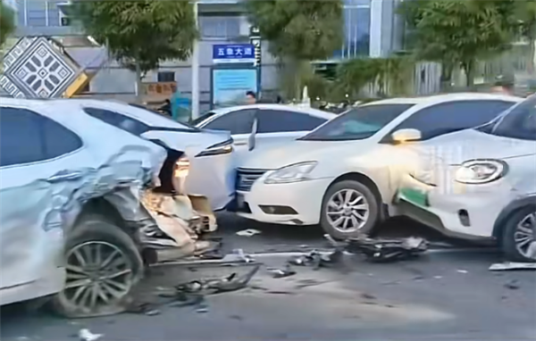 阿维塔回应广西南宁15辆车连撞交通事故