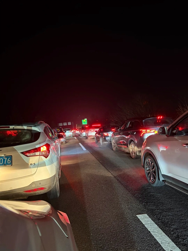 夜间高速公路排起长龙