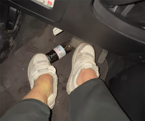 春运开车水瓶别放车门槽！男子亲历水瓶卡住刹车险酿车祸