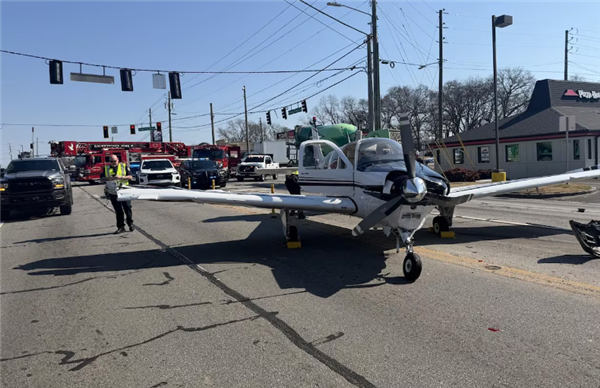 美国一小型飞机公路迫降现场图