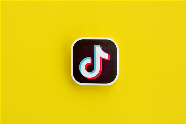 老君山年终表彰大会现场，员工手持高额现金奖牌