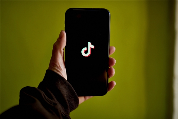 东北人做生意主打一个随意!顾客到店没开门 老板直接甩出进门密码