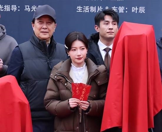 73岁唐国强在短剧《无名者之光》开机仪式现场