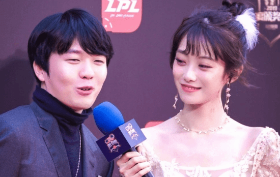 小钰在直播间主持