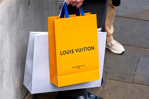 女子称2万多元LV羽绒服穿3小时掉色