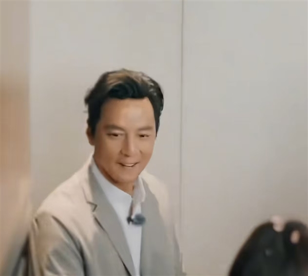 新娘与吴彦祖等人合影