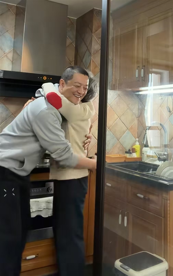 李亚鹏元宵节拥抱母亲视频截图