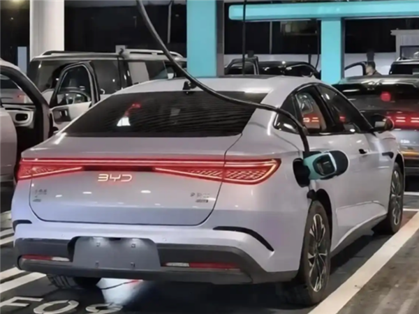 蔚来创始人李斌在沟通会上发言