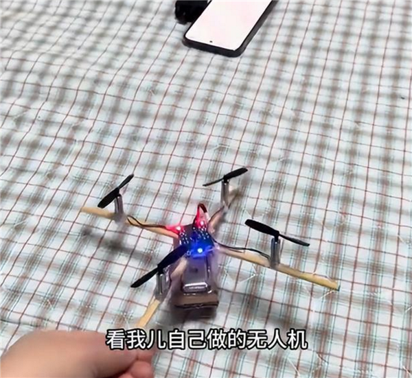 男孩用筷子制作的无人机起飞瞬间