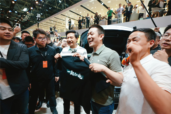 北京车展名场面：雷军打卡蔚来展台 李斌闻讯一路小跑赶来
