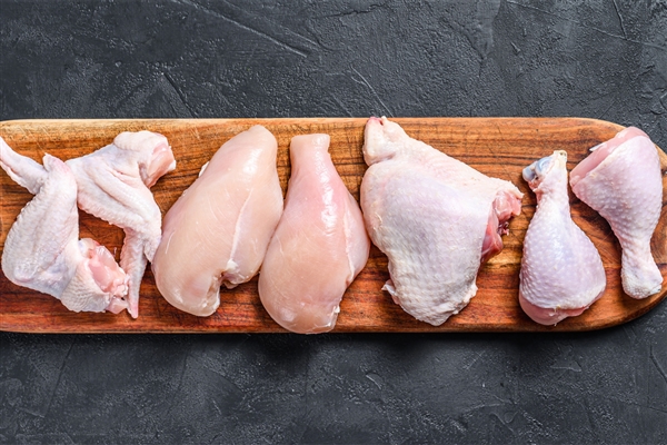 女童被公鸡追着啄:奶奶将鸡抓住宰杀