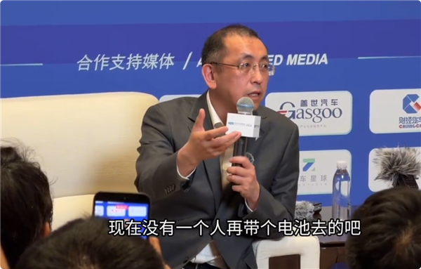 岚图汽车CEO卢放在论坛上发表观点