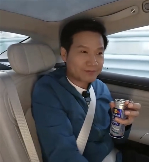 雷军在直播中饮用红牛