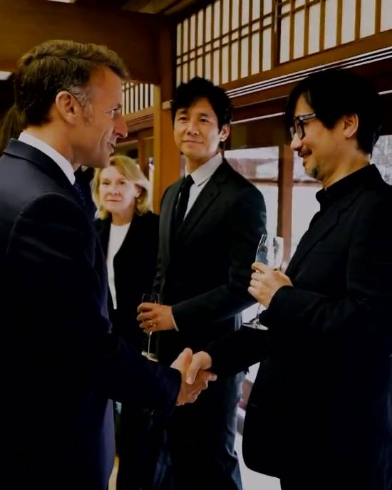 法国总统马克龙与小岛秀夫握手