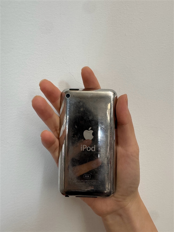 微信员工晒微信开发第一个版本的测试机:经典神机iPod touch 4