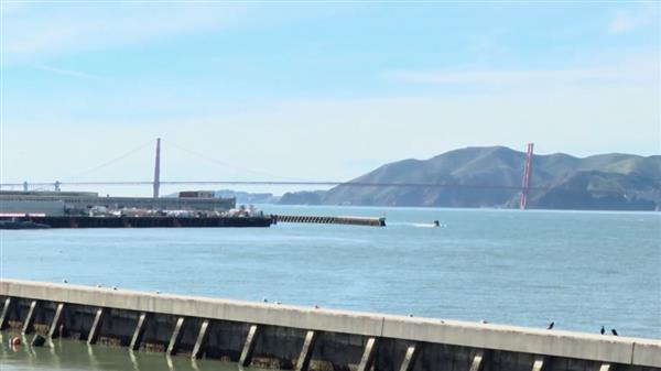 拉近焦距后，远处金门大桥依然清晰的视频画面截图