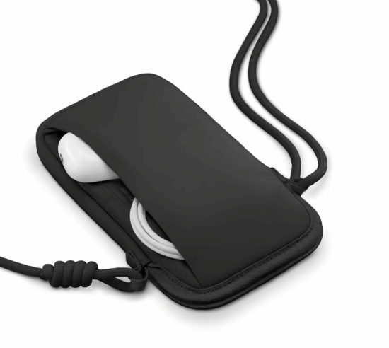 斜挎包内部结构，展示AirTag插槽