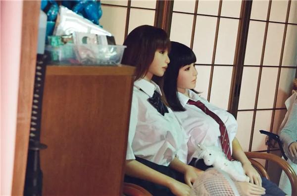 中岛千滋与他收藏的硅胶娃娃