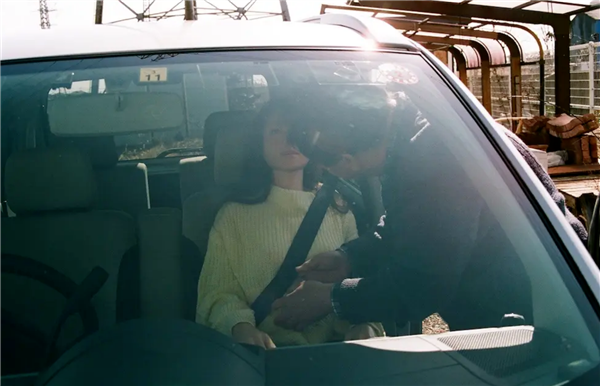 62岁日本大爷与他的硅胶娃娃伴侣在户外