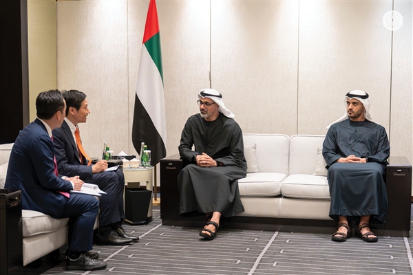 西班牙首相桑切斯参观小米总部并试乘小米汽车