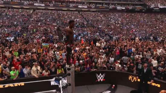 摔跤狂热现场观众反应热烈