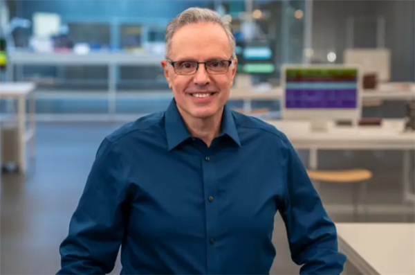 约翰尼·斯鲁吉（Johny Srouji）