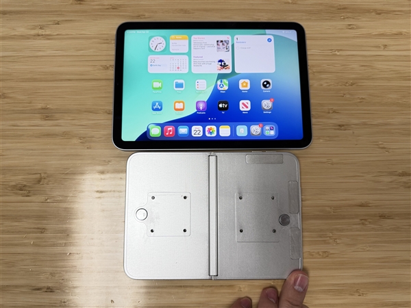 史上最贵iPhone！iPhone Fold模具上手：比iPad mini还小