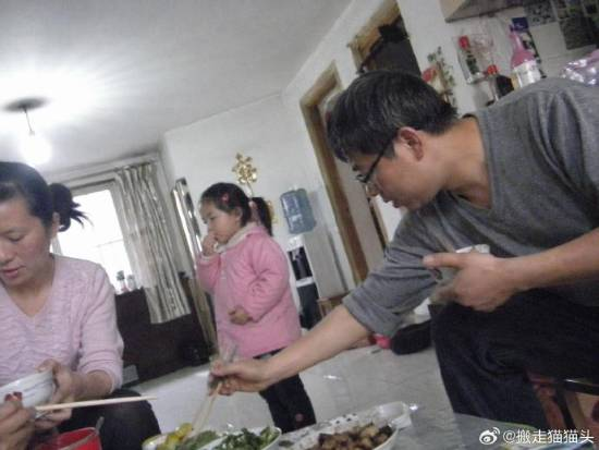 热搜截图：这些图片居然都是AI的